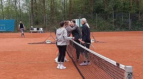 Damendoppel: Mara Schwitale und Marlene Wollny beglückwünschen die Siegerinnen Silke und Mona Diedrichs